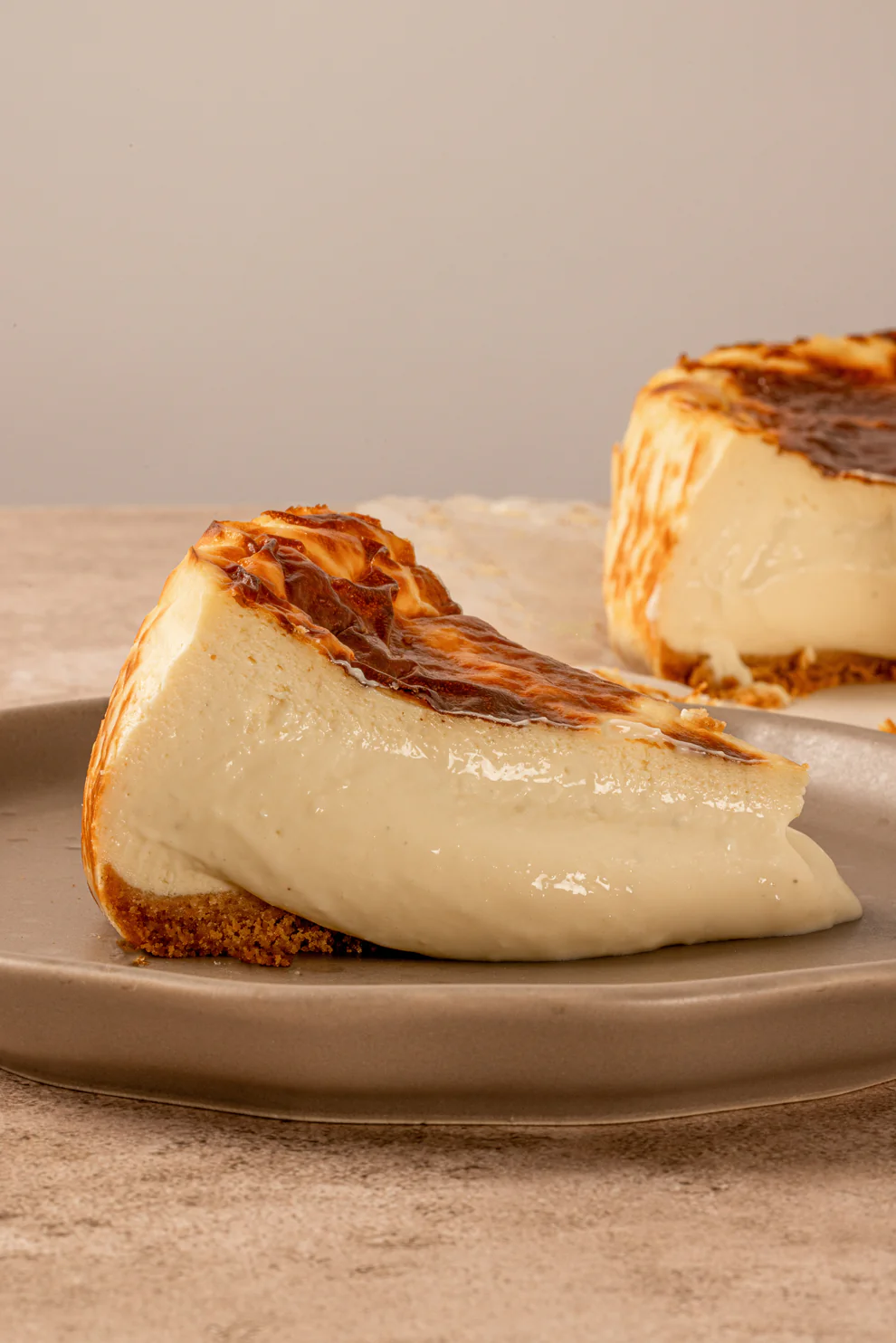 Porción de cheesecake vasco estilo la viña