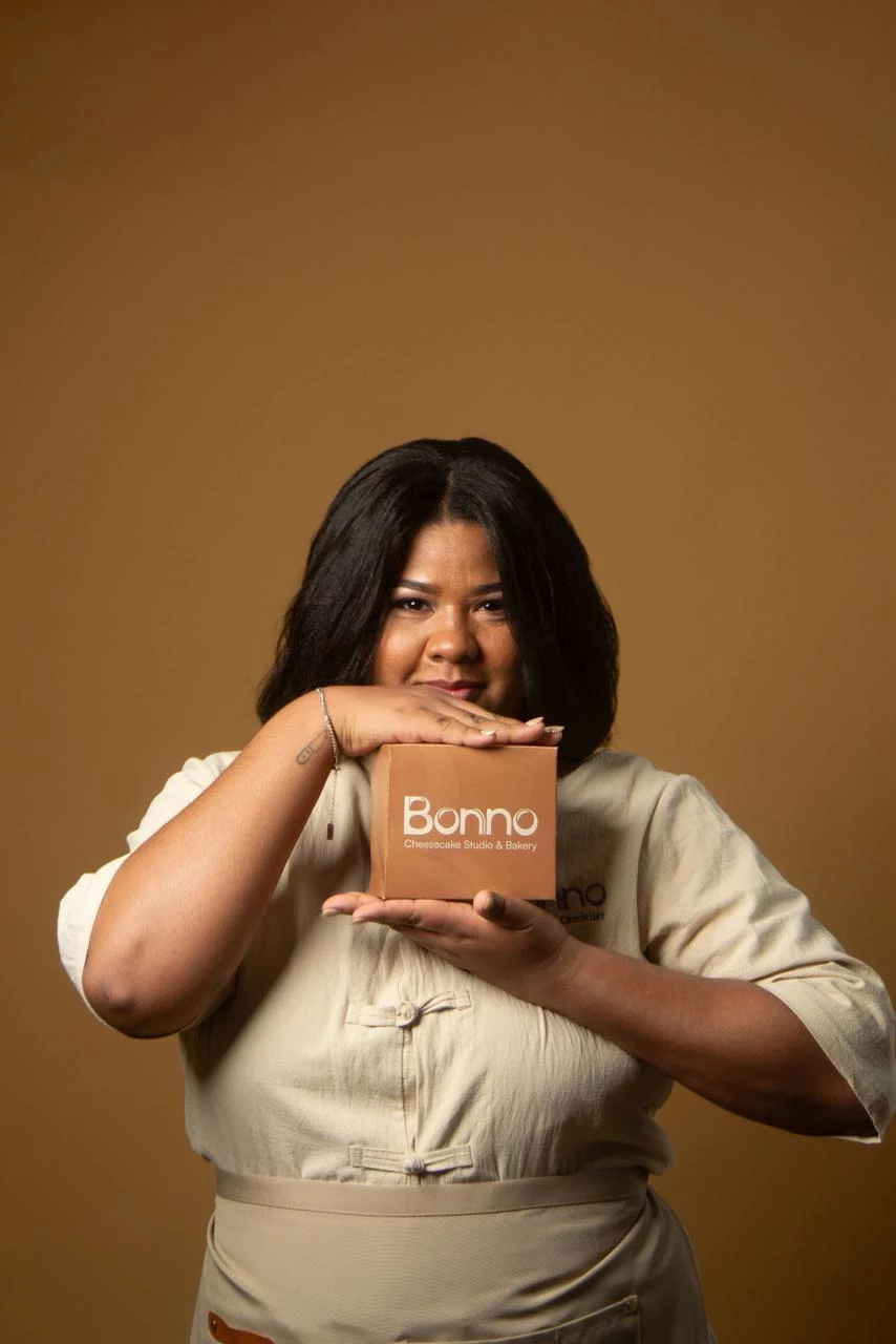Chef Ambar Candelier sosteniendo una caja Bonno